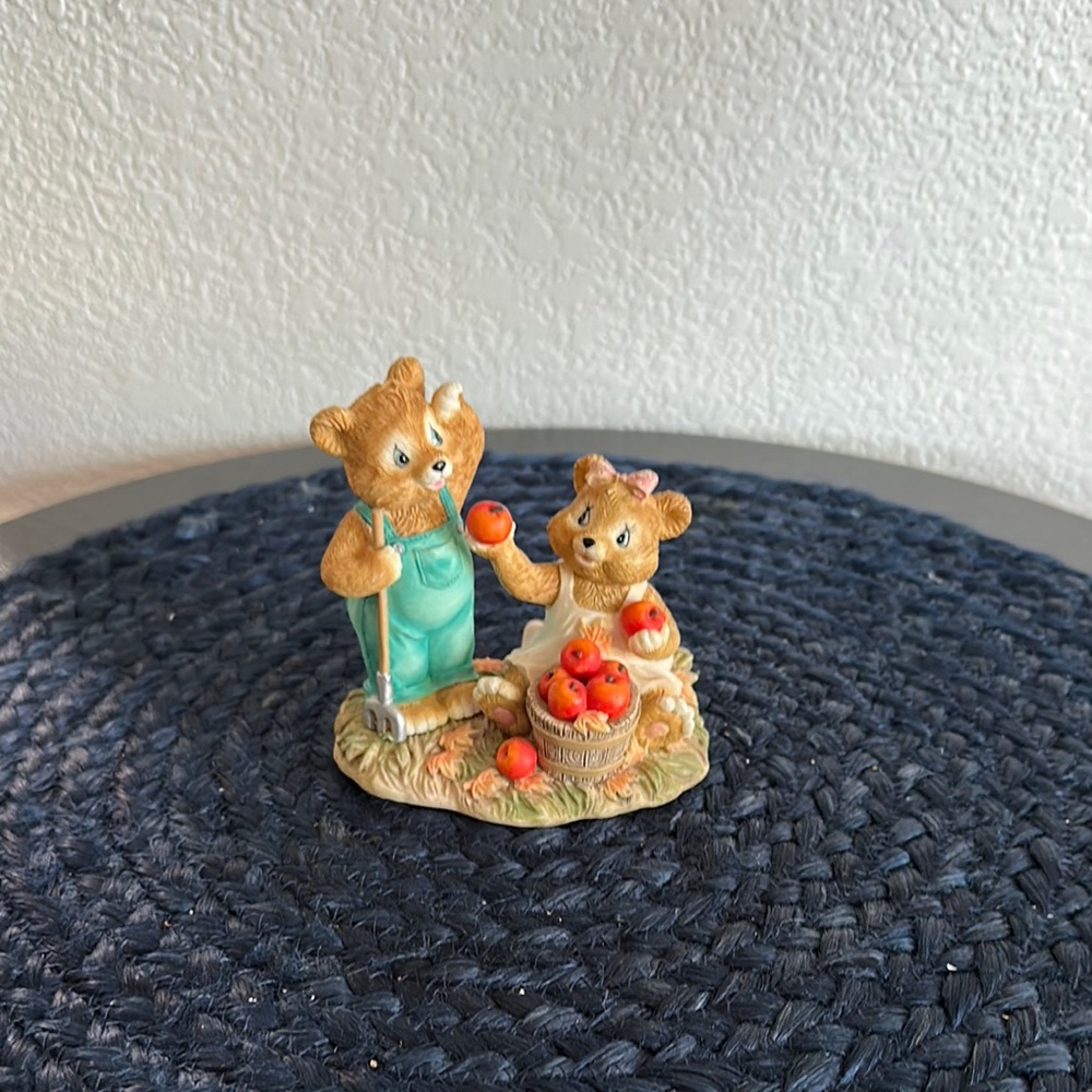 Second Nature Design “Bountiful Bears”Figurine with Apples- Bears Seasons.